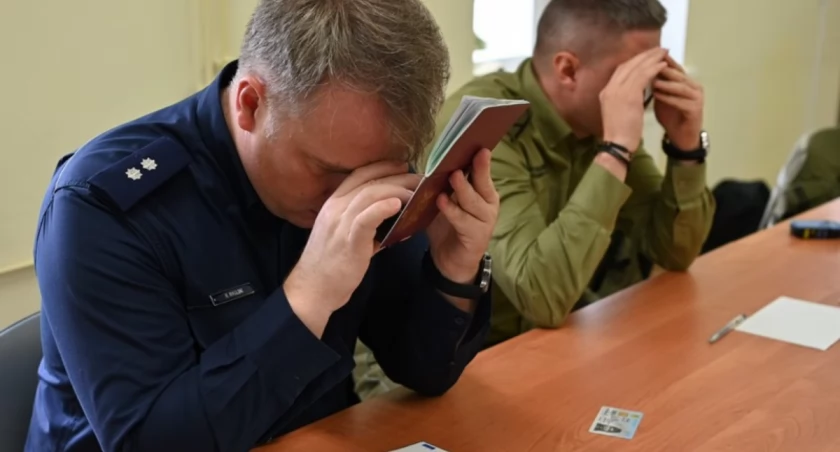 Policja i SG doskonaliła się z rozpoznawania podrobionych dokumentów. Fot. CSSG/K