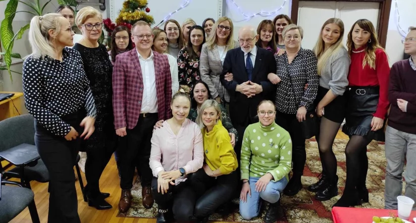 Na uczelni panuje rodzinna atmosfera. Studenci i władze OSW podczas spotkania opłatkowego (Fot. Archiwum)