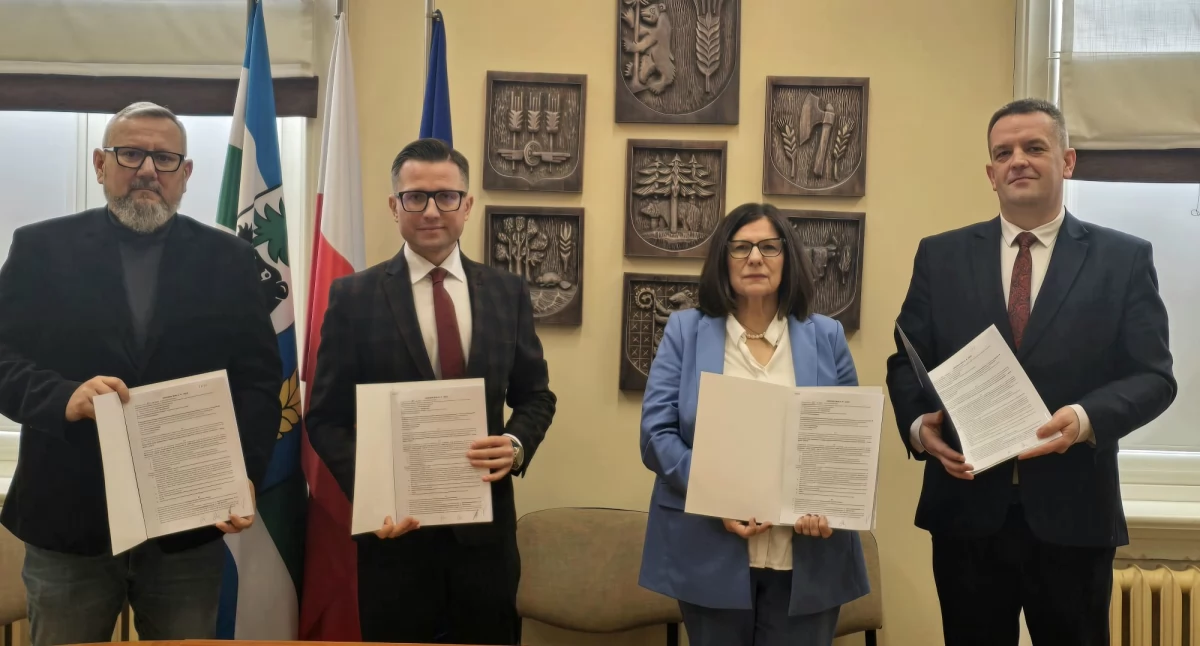 Michał Kochanowski, starosta kętrzyński, podpisuje umowę na przebudowę drogi w obecności członków zarządu powiatu oraz przedstawicieli wykonawcy (Fot. powiat kętrzyński)