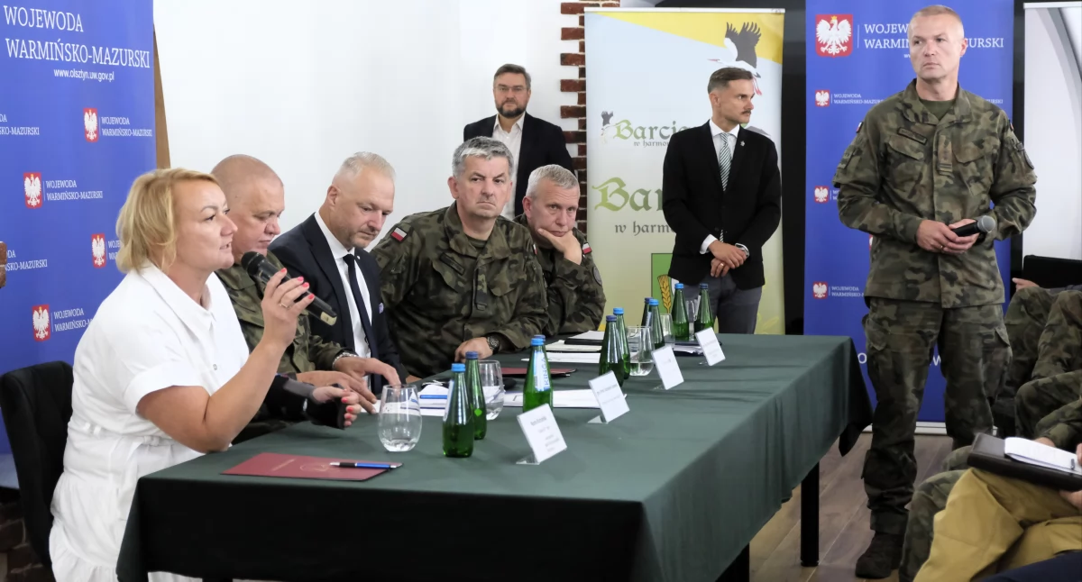 Przedstawiciele rządu, wojska, samorządów i mieszkańcy gminy Barciany podczas spotkania w Momajnach poświęconego programowi „Tarcza Wschód”. W centrum uwagi znalazło się bezpieczeństwo pogranicza i rola lokalnych społeczności (Fot. Daria Mulart)