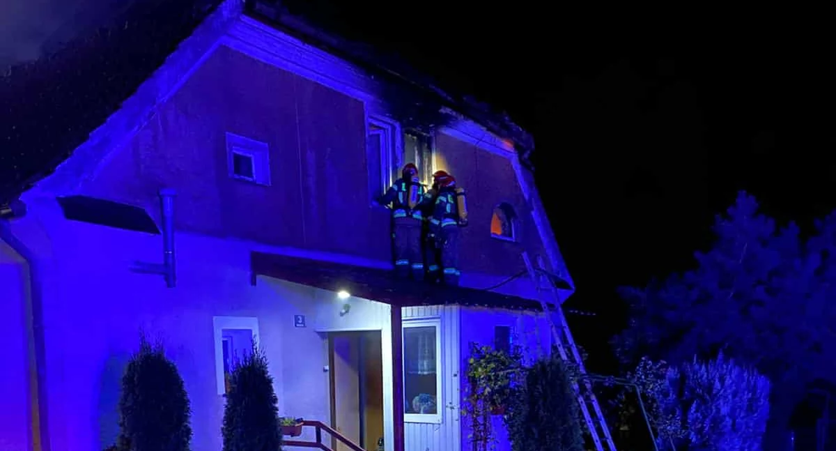 Strażacy w akcji gaśniczej w miejscowości Winda, gmina Barciany ( Fot. KW PSP Olsztyn)