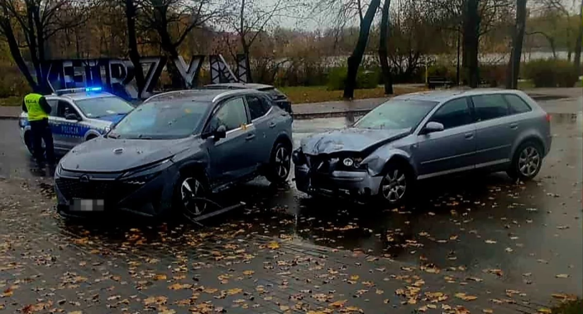 Jak ustalili funkcjonariusze, 73-letni kierowca nissana, wyjeżdżając z drogi podporządkowanej, nie ustąpił pierwszeństwa prawidłowo jadącej ul. Marii Curie-Skłodowskiej 39-letniej kobiecie kierującej audi (Fot. KPP Kętrzyn)
