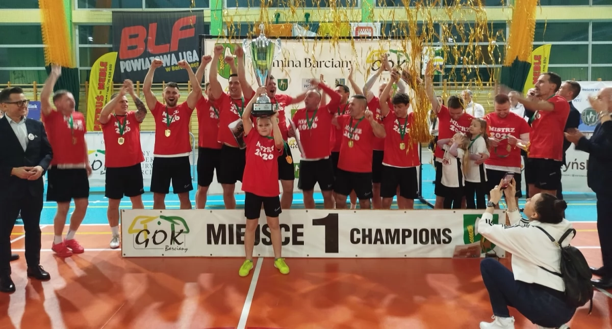 Piłka nożna, Oleńka Giżycko obroniła tytuł mistrza Barciańskiej Futsalu - zdjęcie, fotografia