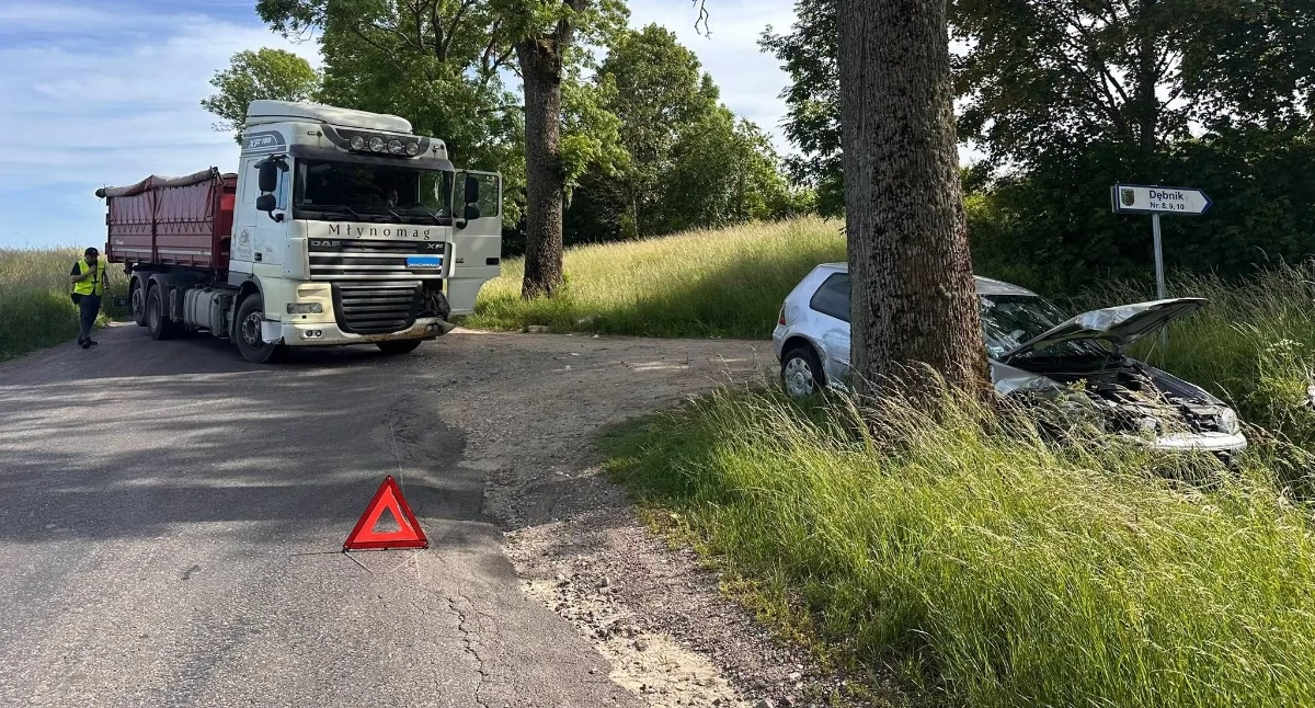 Wypadki drogowe, Kolizja trasie Dębnik–Reszel Ciężarówka skręcała Volkswagen wyprzedzał - zdjęcie, fotografia