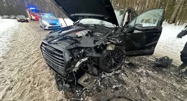 Czołowe zderzenie na trasie Wajsznory – Nakomiady. Droga była zablokowana