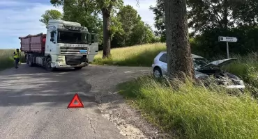 Kolizja na trasie Dębnik–Reszel. Ciężarówka skręcała, Volkswagen wyprzedzał