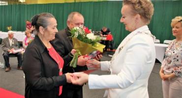 Prezydent RP przyznał, a wójt Barcian wręczyła medale za długoletnie pożycie małżeńskie [FILM]